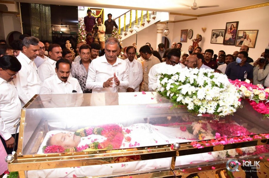 Celebrities-pay-homage-to-superstar-Krishna